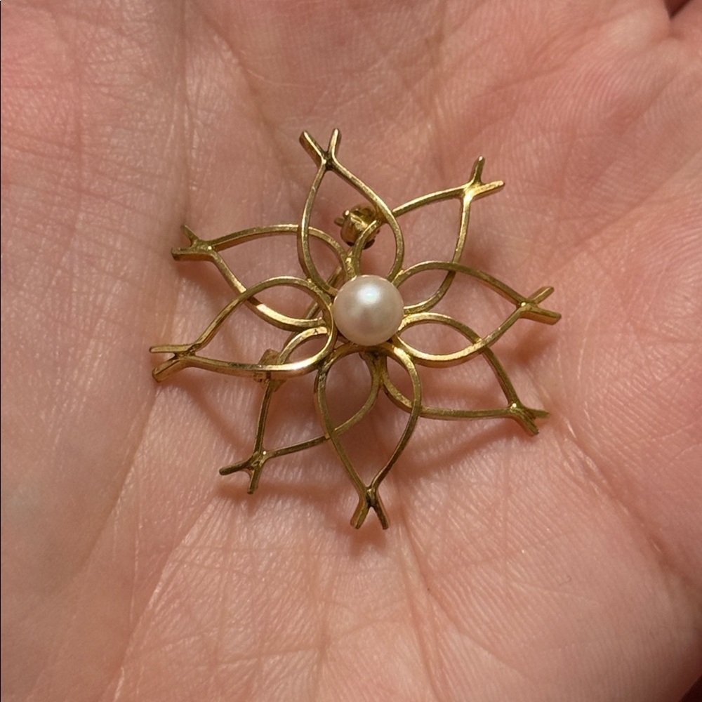 Elegant WELLS 14K GF Flower shaped brooch with a Pearl in the Center